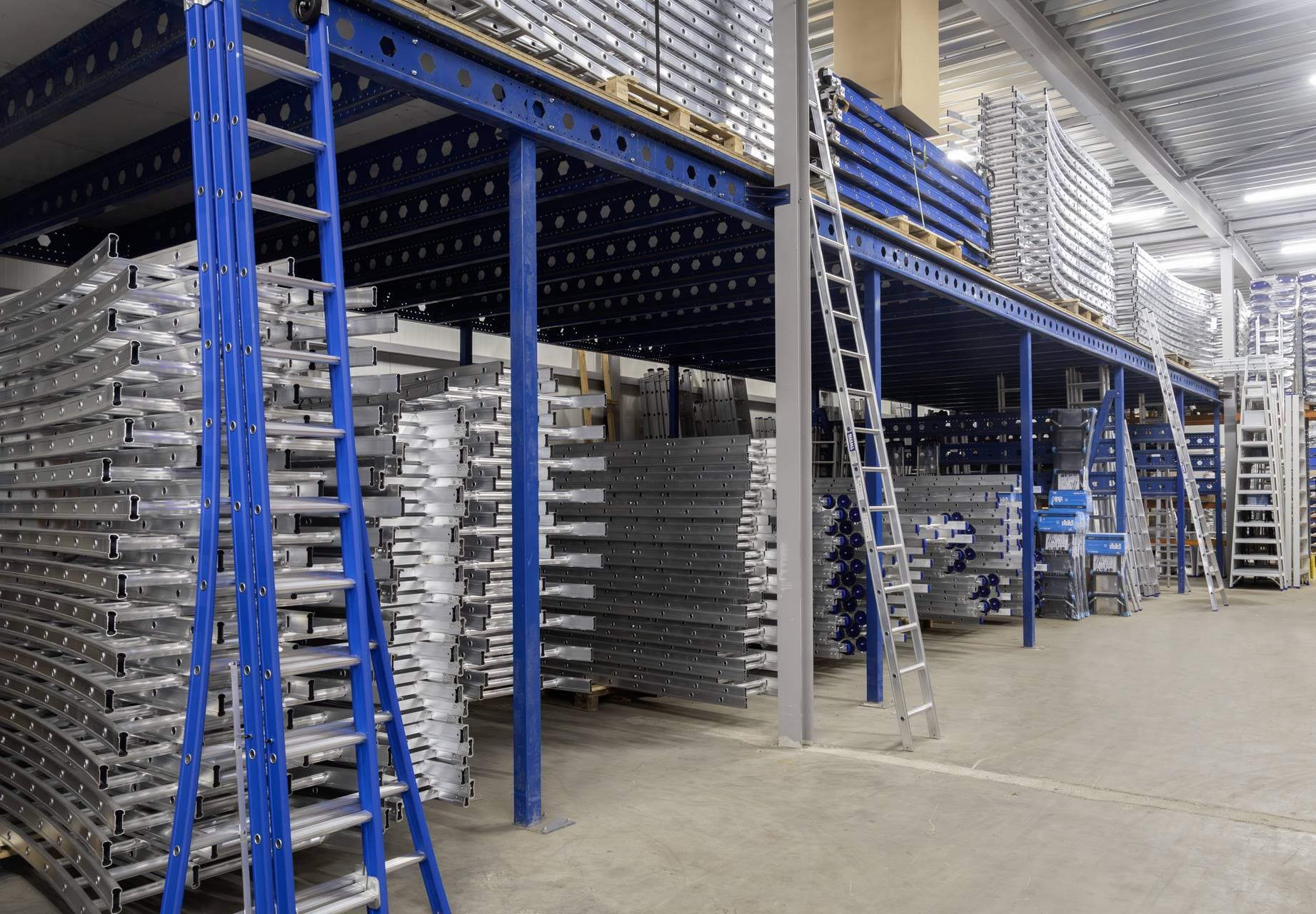 Voorraad ladders in het magazijn